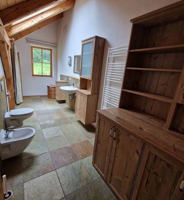 teilmöbliertes, modernes Badezimmer in der Dachgeschosswohnung Maierhöfen 2