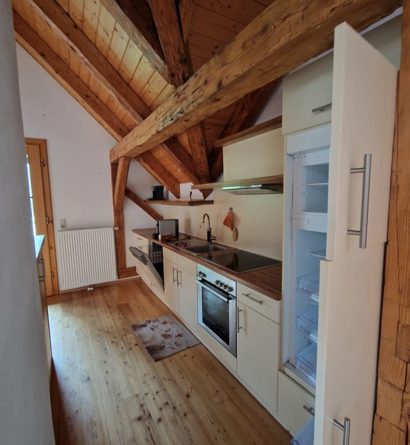 teilmöblierte Küche in der Dachgeschosswohnung Maierhöfen 2